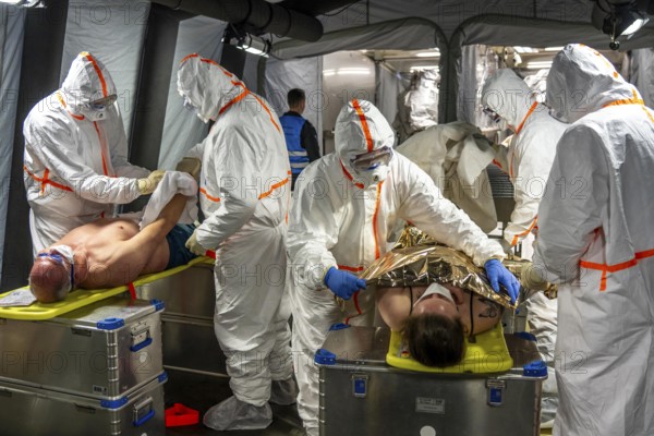 Care of patients after decontamination, injured persons after an assumed accident with hazardous substances, fire brigade and aid organisations practise setting up and operating a decontamination station, injured persons are sighted and then washed in a special shower tent to remove possible hazardous substances, chemicals to avoid further injuries, the emergency services wear special, ventilated protective suits, large-scale exercise of the Essen fire brigade