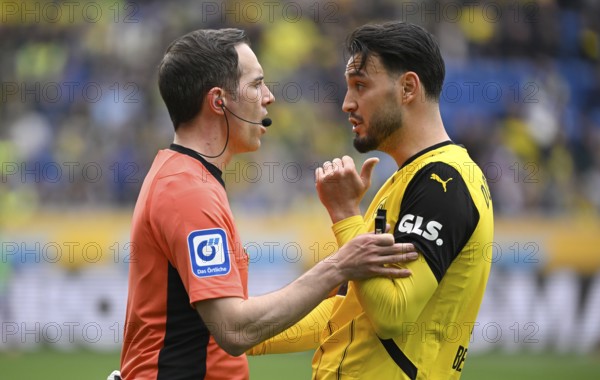 Referee Benjamin Brand in discussion with Ramy Bensebaini Borussia Dortmund BVB (05) Gesture Gesture PreZero Arena, Sinsheim, Baden-Württemberg, Germany, Europe