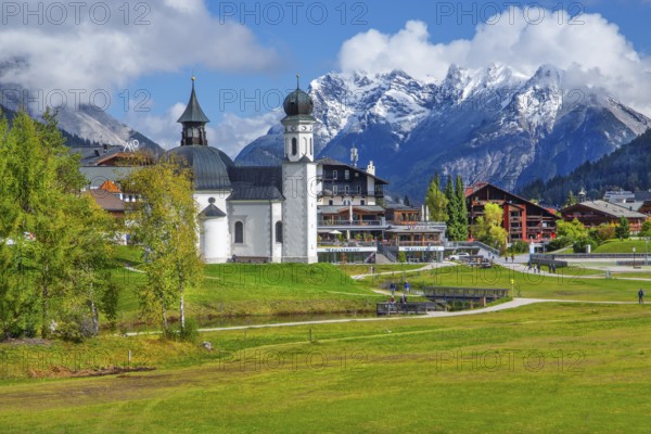 Seekirchl on the edge of the village with the Karwendel mountains, Seefeld in Tyrol, Seefeld Plateau, Tyrol, Austria, Europe
