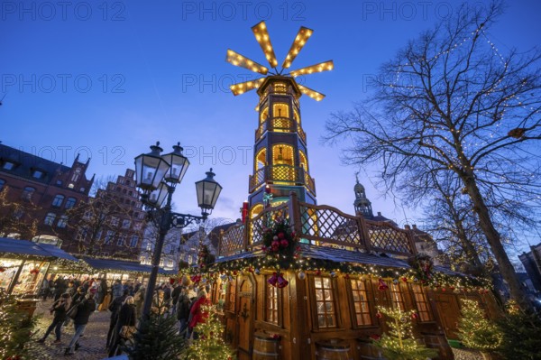Large Christmas pyramid at the Christmas market on the market square, Lüneburg, Lower Saxony, Germany, Europe