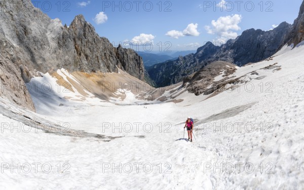 Mountaineer on a snowfield, mountain basin with glacier remnant of the Höllentalferner, Höllental, rocky mountain peaks, Höllental, Bavaria, Germany, Europe