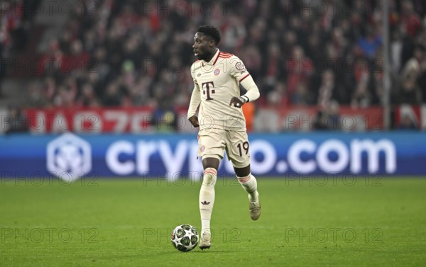 Alphonso Davies Bayern FC Munich FCB (19) Action on the ball perimeter advertising CRYPTOCOM UEFA Champions League Allianz Arena, Munich, Bavaria, Germany, Europe
