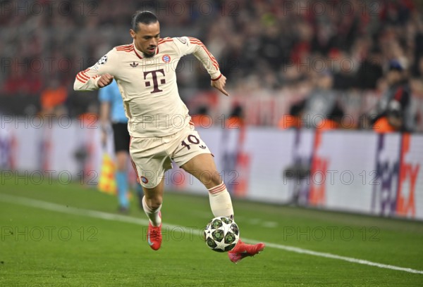 Leroy Sané FC Bayern Munich FCB (10) Action on the ball UEFA Champions League Allianz Arena, Munich, Bayern, Germany, Europe
