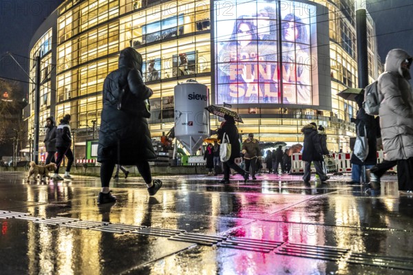 Schadowstraße, city centre, shopping street, pedestrian zone, winter, rainy weather, P&C clothing department stores', passers-by, Düsseldorf, North Rhine-Westphalia, Germany, Europe