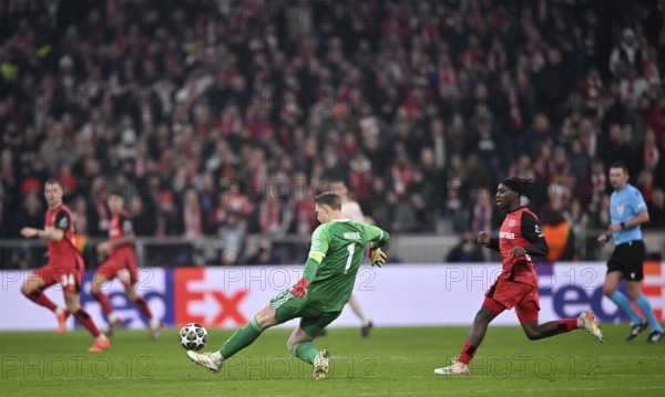 Goalkeeper Manuel Neuer FC Bayern Muenchen FCB (01) Action gives the libero Jeremie Frimpong Bayer 04 Leverkusen (30) Granit Xhaka Bayer 04 Leverkusen (34) UEFA Champions League Allianz Arena, Munich, Bavaria, Germany, Europe