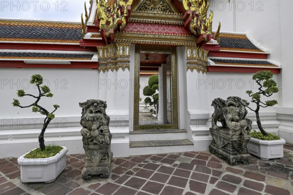 Stone statues of Chinese warriors, guardians, Wat Pho, Temple of the Reclining Buddha, Bangkok, Thailand, Asia