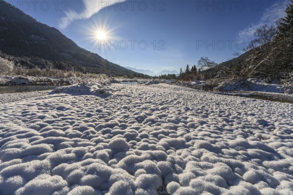 Snow-covered riverbed, river, winter, sunbeams, backlight, Isar, Wetterstein mountains in the background, Bavaria, Germany, Europe