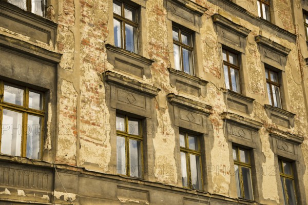 House facade, in need of renovation, city centre, Görlitz, Free State of Saxony, Germany, Europe