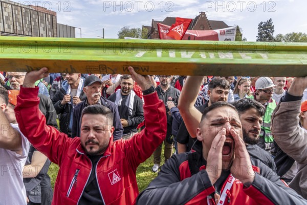 Demonstration of many thousands of steelworkers in front of the headquarters of ThyssenKrupp Steel Europe in Duisburg against massive job cuts following the participation of a foreign investor in the company, Green Steel Symbol, Duisburg North Rhine-Westphalia, Germany, Europe
