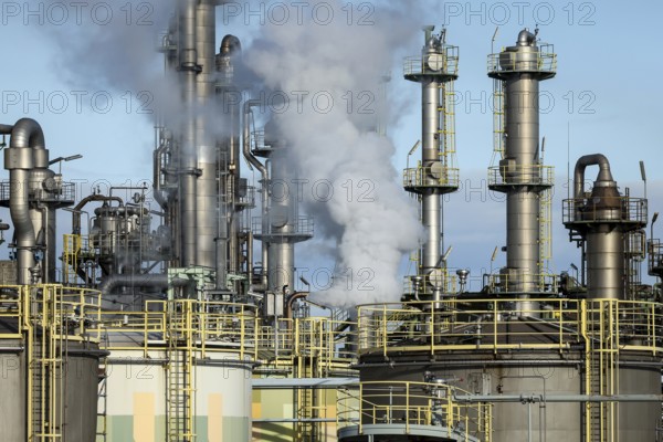 Oberhausen, North Rhine-Westphalia, Germany, industrial plant in the chemical park, OQ Chemicals plant Ruhrchemie. OQ Chemicals (formerly OXEA) is a global manufacturer of oxo intermediates and oxo derivatives such as alcohols, polyols, carboxylic acids, speciality esters and amines. Site partners at the Oberhausen plant are the companies Air Liquide, Clariant, JM Johnson Matthey, Versalis, Celanes and Topas, Europe