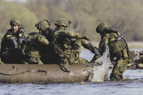Soldiers on an inflatable boat, taken as part of the military exercise 'Wettiner Schwert' with German and Czech soldiers near Tangermünde, 26 March 2024. 'Wettiner Schwert' is part of the NATO Quadriga exercise