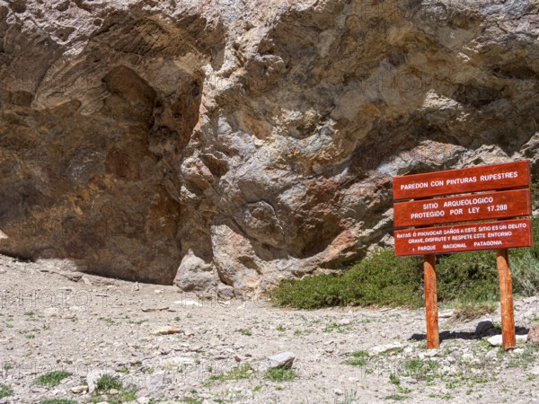 Paredon con pinturas, prehistoric paintings at the walls of a cave, Park Patagonia section Jeinimeni, Patagonia, Chile, South America