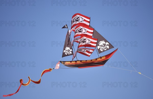 Kite festival, flying kites on Schönberg beach, Schleswig-Holstein, Germany, Europe