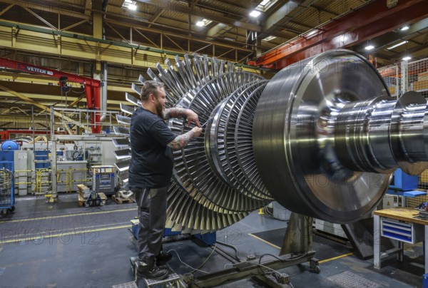 Oberhausen, North Rhine-Westphalia, Germany, MAN Energy Solutions is a long-established company in the Ruhr region. Industrial mechanic works on a steam turbine. MAN Energy Solutions is the world market leader in propulsion engines for ships and engines for power generation, as well as turbomachinery for stationary applications such as in gas networks, in the process industry and also for power generation. Note: The person pictured has given their verbal consent for publication in the press, Europe