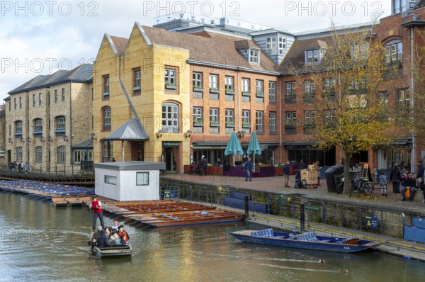 Punting on River Cam seen from Magdalene Bridge, Cambridge, Cambridgeshire, England, UK quayside buildings Las Iguanas restaurant