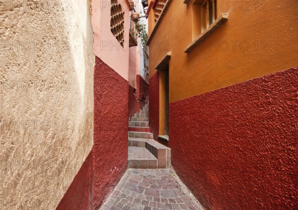 Guanajuato, famous Alley of the Kiss (Callejon del Beso)