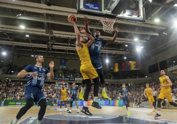 12.05.2024, easy Credit BBL, German Basketball League, Matchday 32: MLP Academics Heidelberg vs Tigers Tübingen (final score 93:78) . Under the basket: Abu Kigab (Academics Heidelberg) and Kriss Helmanis (Tigers Tübingen)
