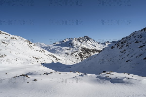 Mountain landscape with snow, view at the Keschhütte in winter, Bündner Haute Route, Albula Alps, Rhaetian Alps, Grisons, Eastern Switzerland, Switzerland, Europe