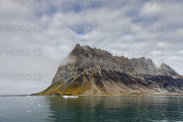 Gnalberget, mountain with steep sea cliffs in Hornsund fjord at Gnålodden in summer, Svalbard, Spitsbergen, Norway, Europe