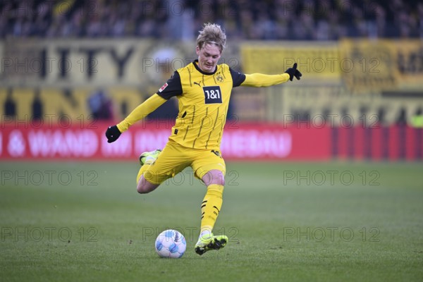 Julian Brandt Borussia Dortmund BVB (10) Action on the ball Voith-Arena, Heidenheim, Baden-Württemberg, Germany, Europe
