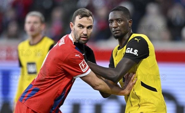 One-on-one, action Benedikt Gimber 1. FC Heidenheim 1846 FCH (05) against Serhou Guirassy Borussia Dortmund BVB (09) Voith-Arena, Heidenheim, Baden-Württemberg, Germany, Europe