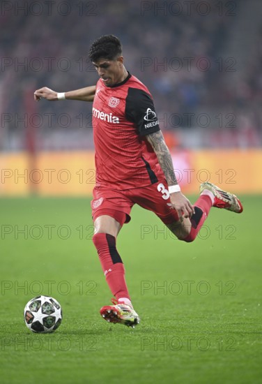 Piero Hincapie Bayer 04 Leverkusen (03) Action on the ball UEFA Champions League Allianz Arena, Munich, Bavaria, Germany, Europe