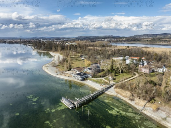 Aerial view of the Mettnau peninsula in western Lake Constance with the spa centre, Mettnaukur, landing stage and restaurant Strandcafe, Radolfzell, district of Constance, Baden-Württemberg, Germany, Europe