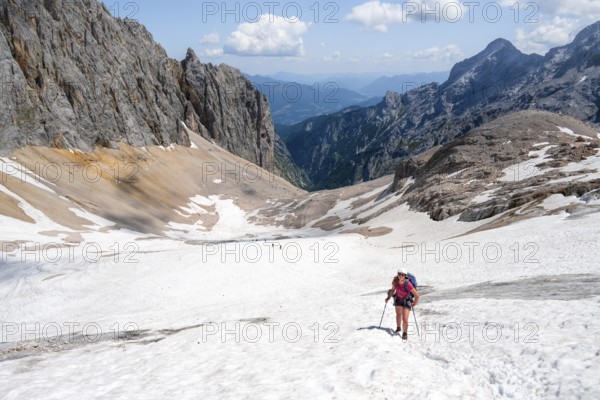 Mountaineer on a snowfield, mountain basin with glacier remnant of the Höllentalferner, Höllental, rocky mountain peaks, Höllental, Bavaria, Germany, Europe
