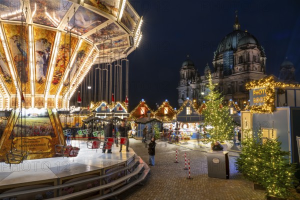 Carousel and stalls, Christmas market at the Humboldt Forum, Berlin Palace, Berlin Cathedral in the background, night shot, Mitte, Berlin, Germany, Europe