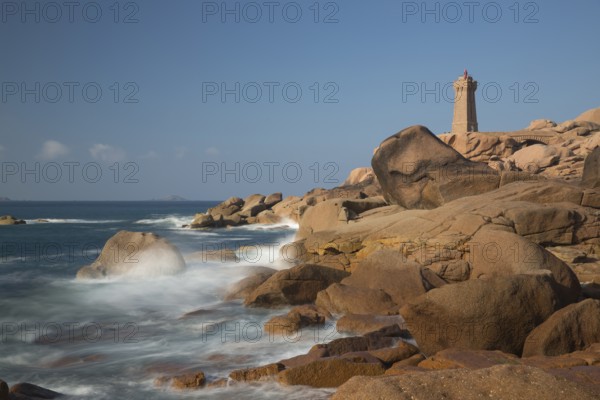 Lighthouse Mean Ruz at Ploumanac'h, Côtes d'Armor in the last evening light