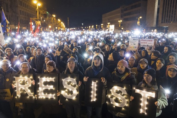 Sea of lights with Resist signs at the demonstration under the slogan Brandmauer statt Brandstifter / Asylrecht verteidigen in front of the Konrad-Adenauer-Haus, the party headquarters of the CDU, after a joint vote by the CDU and AfD in favour of a stricter migration policy introduced by party chairman Friedrich Merz. Berlin, 30.01.2025