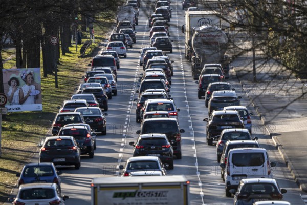 City centre traffic, 3-lane Westfalendamm, federal highway B1, heavy traffic, Dortmund, North Rhine-Westphalia, Germany, Europe