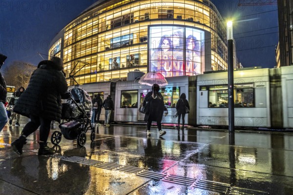 Schadowstraße, city centre, shopping street, pedestrian zone, winter, rainy weather, P&C clothing department stores', passers-by, Düsseldorf, North Rhine-Westphalia, Germany, Europe