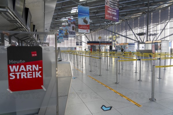 Cologne-Bonn Airport, warning strike by the Verdi trade union, public service and ground handling workers on strike, almost all flights cancelled at CGN, North Rhine-Westphalia, Germany, cancellations, Europe