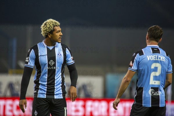 Football 3rd division, season 2024/25, matchday 12: Waldhof Mannheim vs SV Wehen-Wiesbaden. Picture: Sascha Voelcke (2, Mannheim) and Samuel Abifade (17, Mannheim)