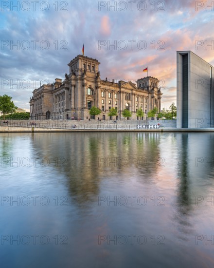 The Reichstag on the banks of the Spree in the evening light, Spreebogen, government district, Mitte, Berlin, Germany, Europe