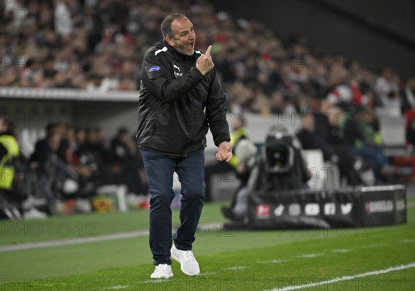 Coach Frank Schmidt 1. FC Heidenheim 1846 FCH on the sidelines Gesture Gesture MHPArena, MHP Arena Stuttgart, Baden-Württemberg, Germany, Europe