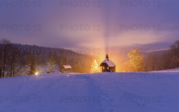 Christmas at the chapel on the path, snow-covered and illuminated Christmas tree, Oberlochmühle, Deutschneudorf, Erzgebirge, Saxony, Germany, Europe