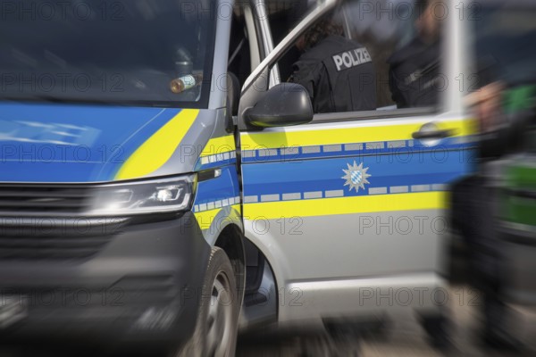 Police operation in Bavaria: Police officers and police vehicles in Bavaria (symbolic image police operation)