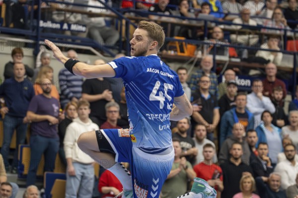 30.10.2024, 2nd HBL (German Handball League), Matchday 10: Eulen Ludwigshafen against VfL Lübeck-Schwartau. Picture: Jan-Eric Speckmann (45, Lübeck) pulls away