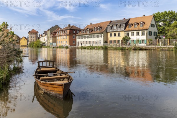 Rowing boat on the Regnitz, in the background residential buildings at Mühlwörth, Bamberg, Bavaria, Germany, Europe