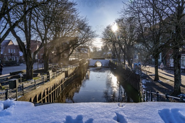 The fishing village of Greetsiel, municipality of Krummhörn, the old sluice, in winter, Lower Saxony, Germany, Europe