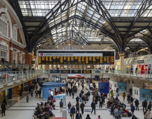 Concourse busy with passengers, Liverpool Street railway station, London, England, UK
