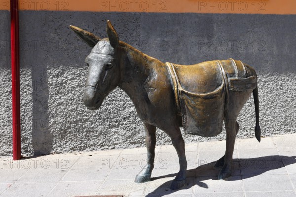 Bronze figure of a donkey in the historic centre of Agüimes, Gran Canaria, Canary Islands, Spain, Europe