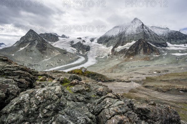 Impressive mountain landscape, mountain hut Cabane des Dix in front of glacier Glacier de Cheilon and summit Mont Blanc de Cheilon, Valais Alps, Valais, Switzerland, Europe