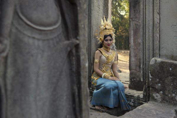 Young woman dressed as a temple dancer, Apsara, Bayon Temple, Angkor Wat, Angkor, UNESCO World Heritage Site, Siem Reap, Cambodia, Indochina, Southeast Asia, Asia