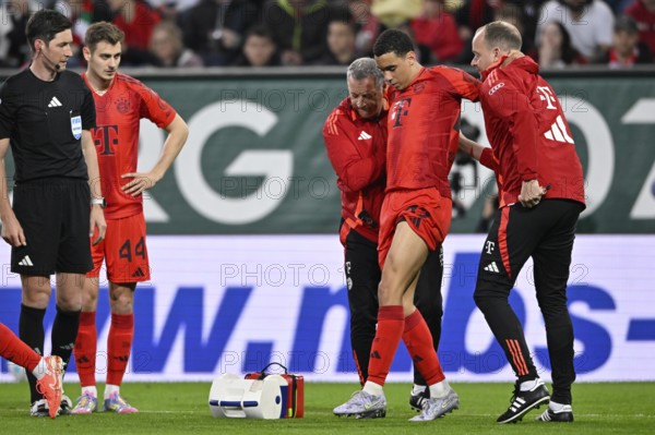 Jamal Musiala FC Bayern Munich FCB (42) injured Injury is led off the pitch by the coaches Josip Stanisic FC Bayern Munich FCB (44) Referee Referee Dr Matthias Jöllenbeck WWK Arena, Augsburg, Bavaria, Germany, Europe