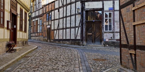 Half-timbered houses in the Finkenherd alley with cobblestones, Old Town of the World Heritage town of Quedlinburg, Saxony-Anhalt, Germany, Europe