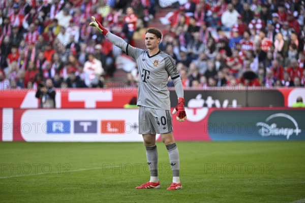 Orwart Jonas Urbig FC Bayern Munich FCB (40) Gesture Gesture Allianz Arena, Munich, Bavaria, Germany, Europe