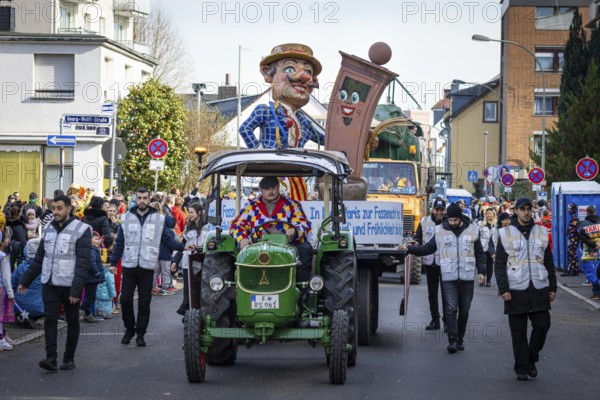Each float in the traditional carnival parade Klaa Paris in Frankfurt's Heddernheim district was accompanied by several security guards, Heddernheim, Frankfurt am Main, Hesse, Germany, Europe